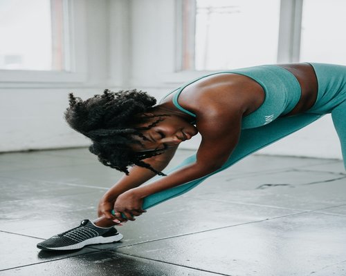 Trainer Mariana stretching